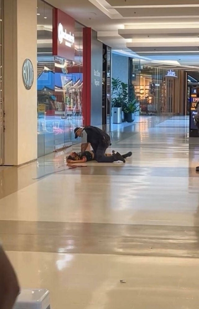 В Австралии мужчина с ножом напал на людей в торговом центре